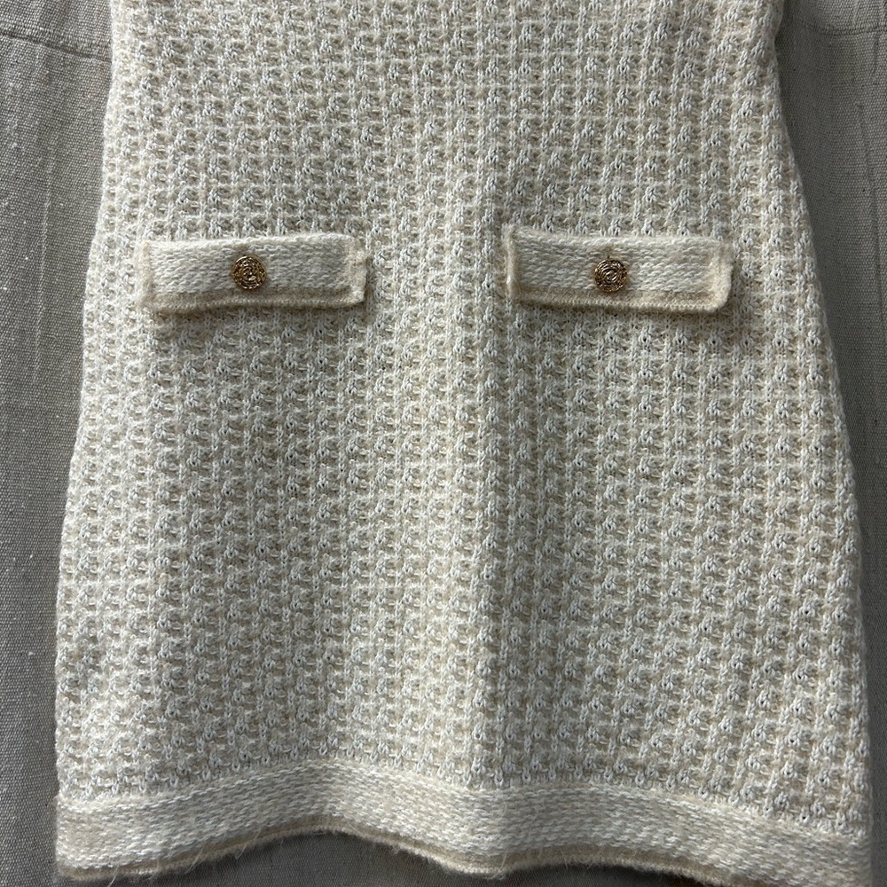H& M/ -NWT/ POINTELLE-KNIT SKIRT/ H&M/beige/ NWT/ size M
Elegant Cream Skirt - Picture 6 of 12